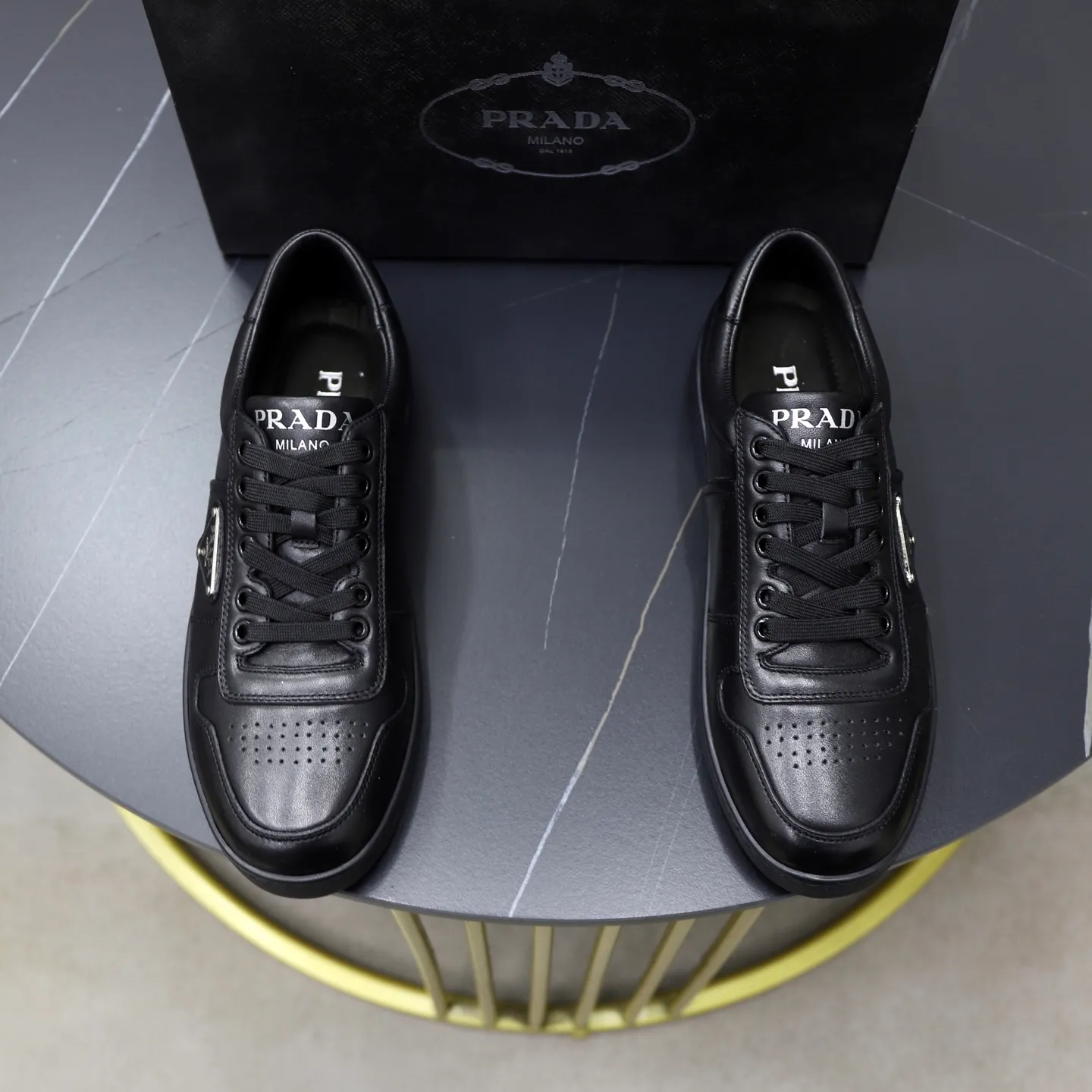 Factory price: 600💰Top original order Brand: PRADA (Prada) Standard code: Men's size 38/44 (45 can be customized) Grade: Same as the official website Material: Original cowhide surface splicing, cowhide lining, original wear-resistant soft outsole Style category: casual sports shoes, young fashion, European and American trends, British style Color: actual picture color